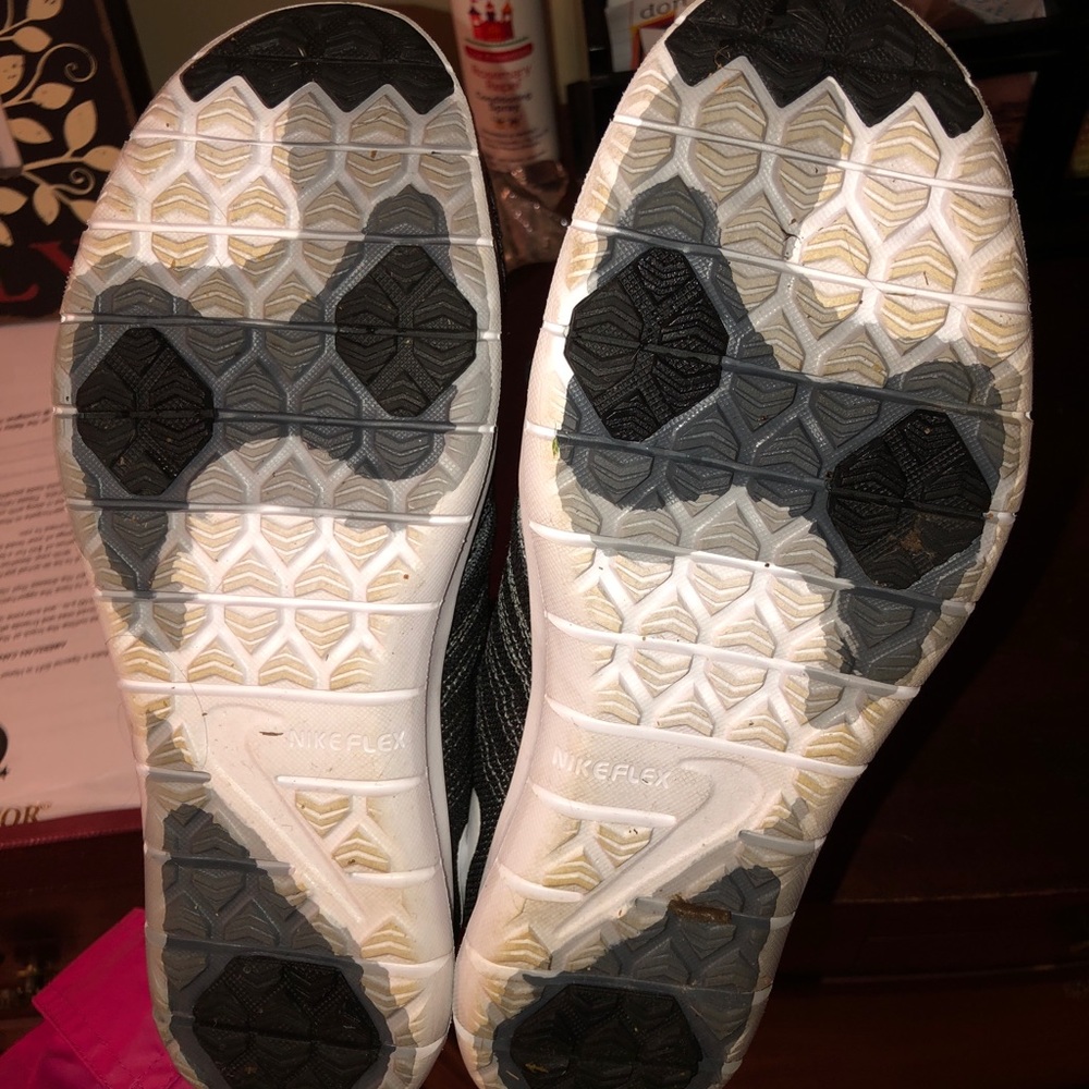 9.5 NIKES - Picture 2 of 2